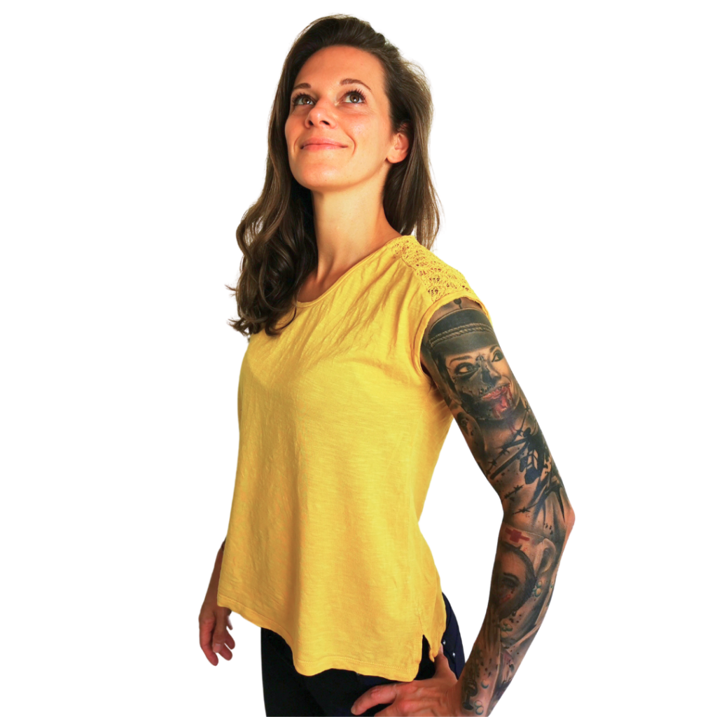 Viktoria Spang in gelbem Trägershirt